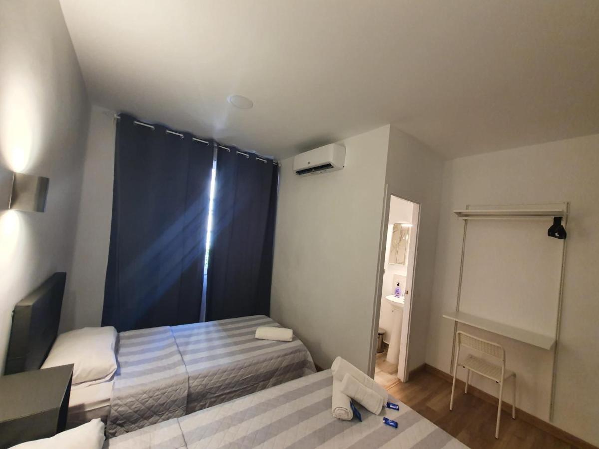 Hostal Vara Madrid Exterior photo