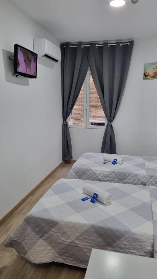 Hostal Vara Madrid Exterior photo